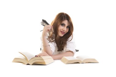 Yerde yatarken kitap ile gülümseyen kadın