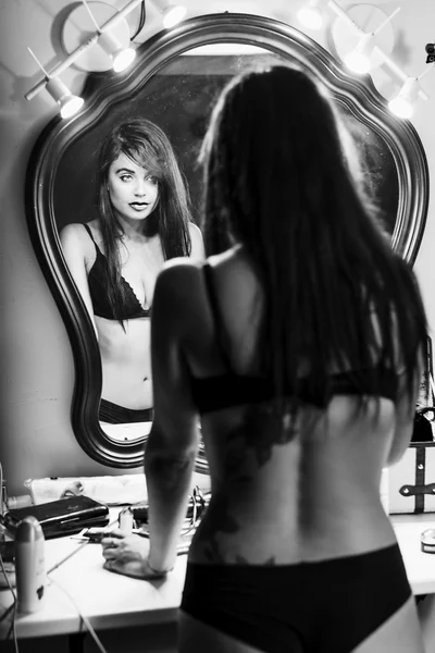 Sexy model in the mirror — Stockfoto