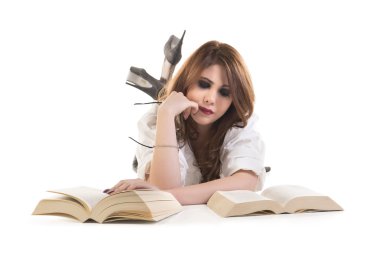 Kadın kitap okuyor.