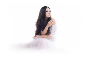 Yerdeki izole genç esmer