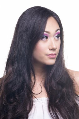 uzun siyah saçlı manken portresi