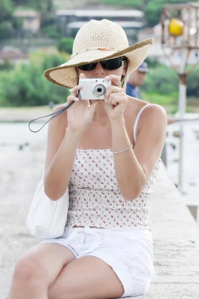 Jovem mulher tirando foto — Fotografia de Stock