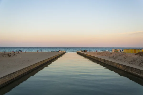 Lago Alimini que termina en el mar — Foto de Stock