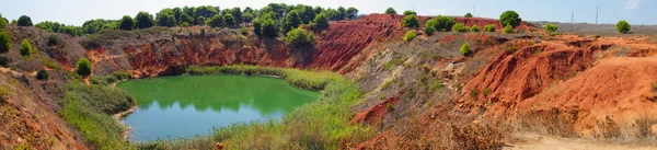 Vista panorâmica do lago de bauxita na Itália — Fotografia de Stock