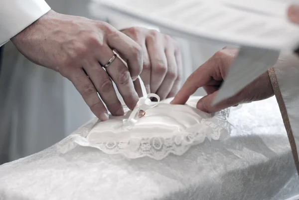 Bräutigam und Priester Hände — Stockfoto