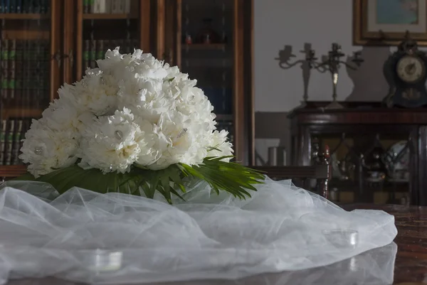 桌上摆着结婚花束 — 图库照片