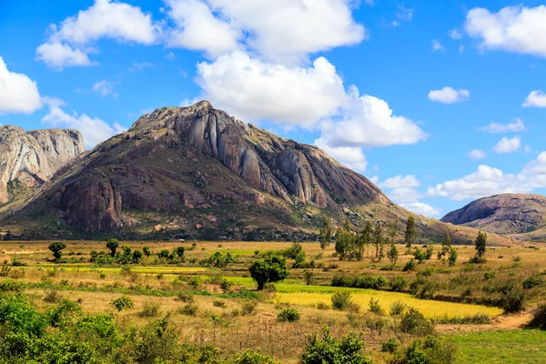 Krajina s skalní útvar v centrálním Madagaskar — Stock fotografie