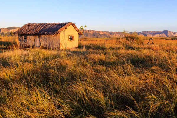 Dům v africké krajině při východu slunce — Stock fotografie