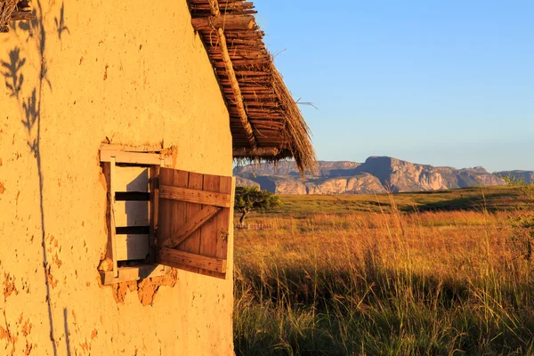 Casa em uma paisagem africana ao nascer do sol — Fotografia de Stock