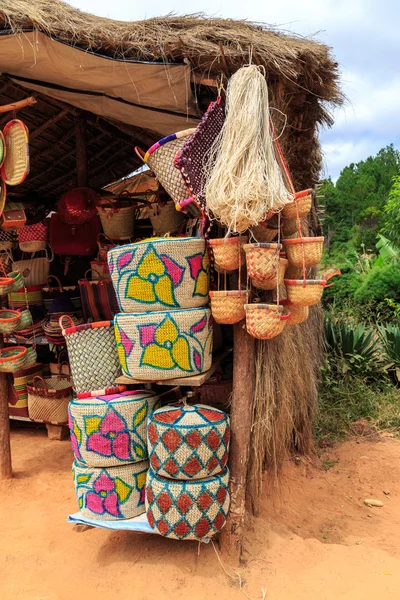 Souvenirer på en marknad i Madagaskar — Stockfoto