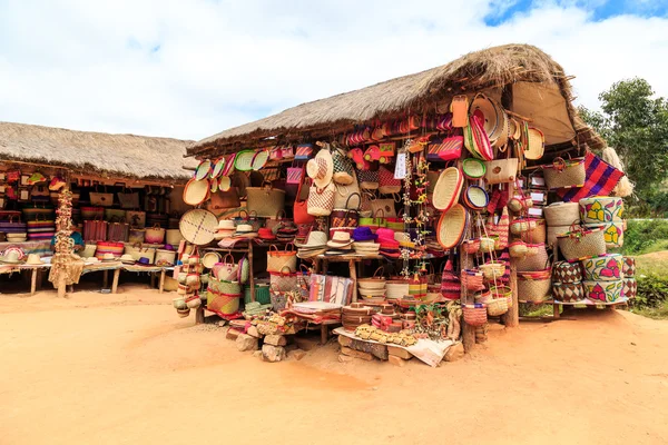 Souvenirbutik längs vägen i Afrika — Stockfoto