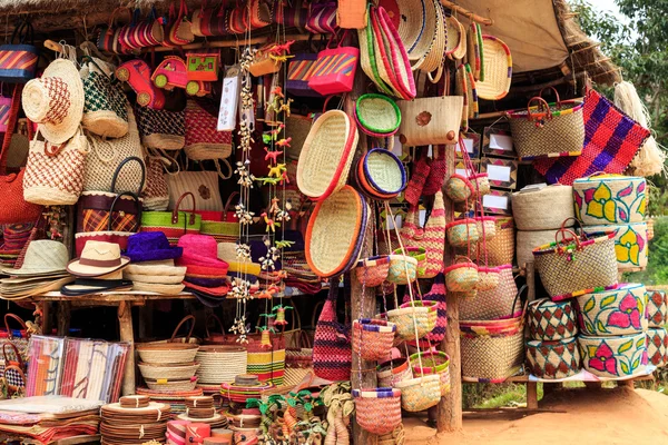 Lembranças coloridas em um mercado na África — Fotografia de Stock