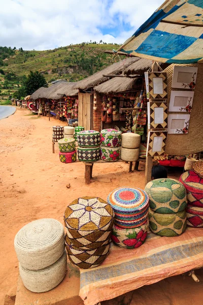 Negozio di souvenir lungo la strada in Africa — Foto Stock