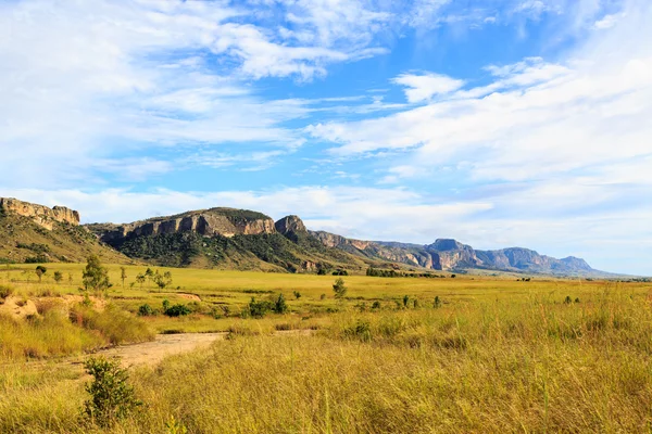 Formación montañosa rocosa vista desde un valle verde en un día soleado — Foto de Stock