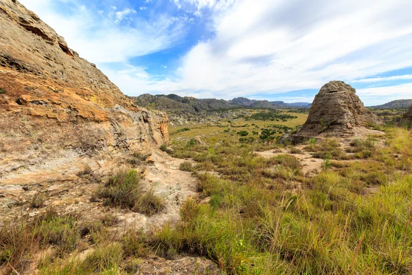 Rocas pronunciadas que rodean un valle con árboles y pastizales — Foto de Stock