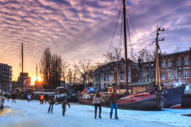 bir şehirde bir kanal üzerinde paten