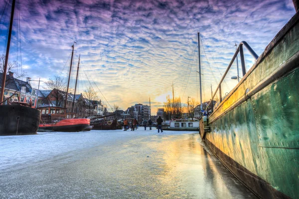 Winter landscape of a  canal in a city — Stock Photo, Image