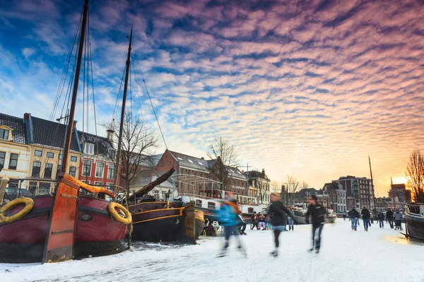 Skridskor på en kanal i en stad — Stockfoto