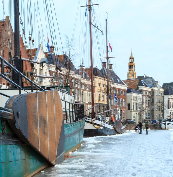 Fartyget i en kanal i en stad på vintern — Stockfoto