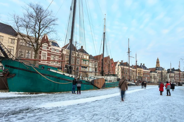 Paisaje invernal de una ciudad — Foto de Stock