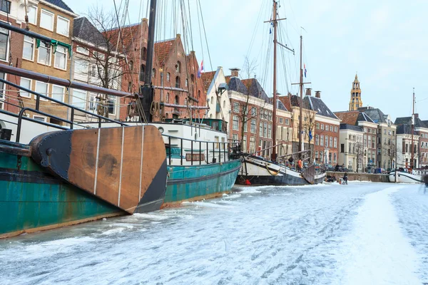 Nava într-un canal într-un oraș în timpul iernii — Fotografie, imagine de stoc