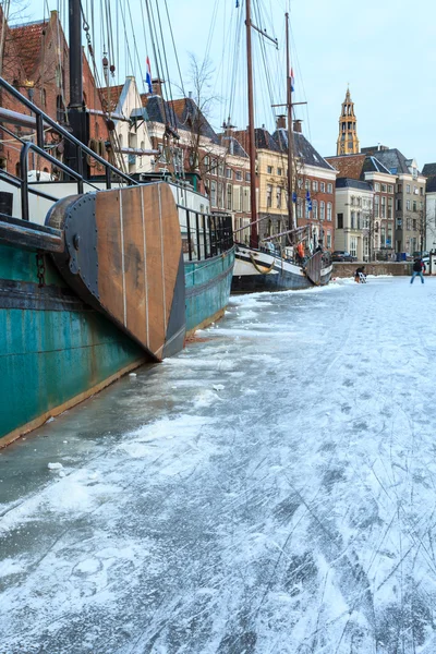 Navire dans un canal dans une ville en hiver — Photo