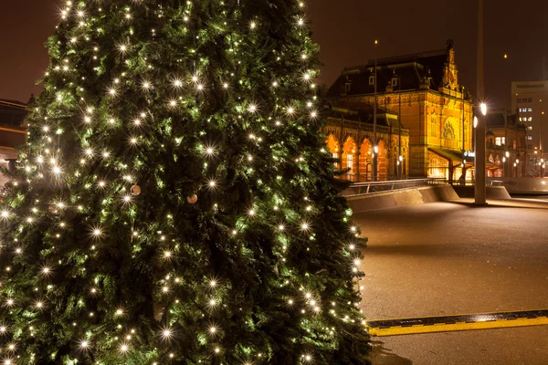 Christamas boom in stad dicht bij het treinstation — Stockfoto