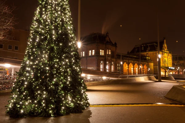 Christbaum in der Stadt in Bahnhofsnähe lizenzfreie Stockbilder