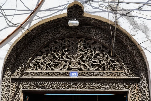 Hand crafted wooden door at Zanzibar — Stock Photo, Image