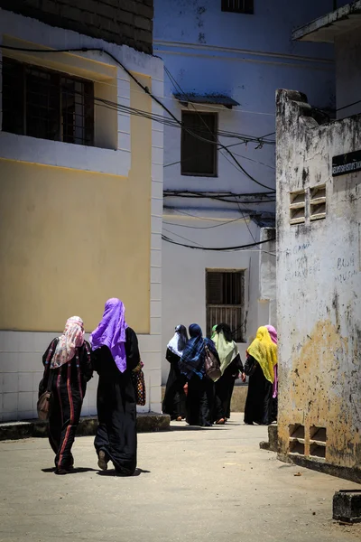 Zawoalowane kobiety idąc przez miasto ulica — Zdjęcie stockowe