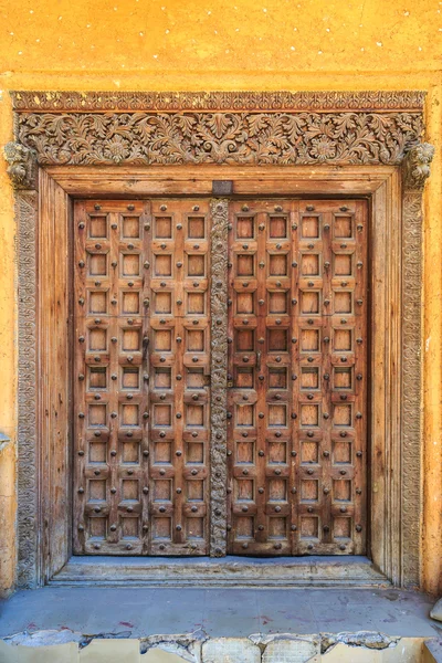 Hand crafted wooden door in Stonetown at Zanzibar — Stock Photo, Image