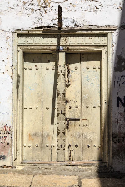 Hand crafted wooden door in Stonetown at Zanzibar — Stock Photo, Image