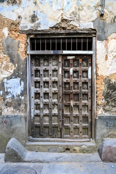 Hand crafted wooden door in Stonetown at Zanzibar — Stock Photo, Image