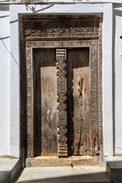 Hand crafted wooden door at Zanzibar — Stock Photo, Image