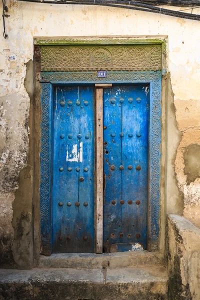 Hand crafted wooden door at Zanzibar — Stock Photo, Image