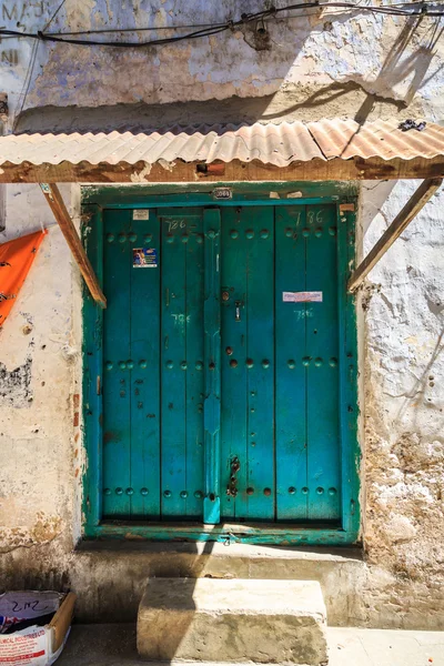 Hand crafted wooden door at Zanzibar — Stock Photo, Image