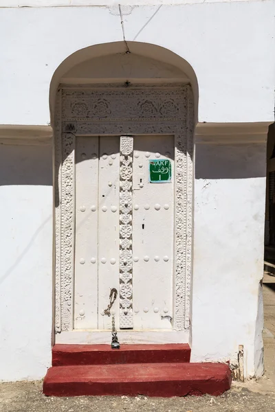 Hand crafted wooden door at Zanzibar — Stock Photo, Image