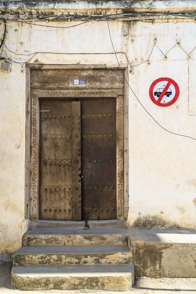 Hand crafted wooden door at Zanzibar — Stock Photo, Image