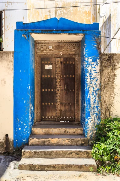 Hand crafted wooden door at Zanzibar — Stock Photo, Image