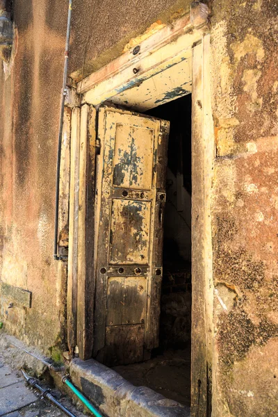 Hand crafted wooden door at Zanzibar — Stock Photo, Image