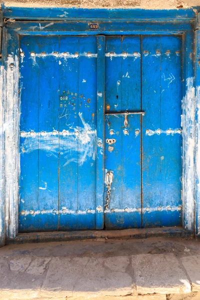 Ruční řemeslně dřevěné dveře na Zanzibaru — Stock fotografie