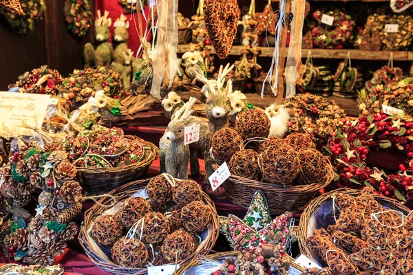 Julpynt på en julmarknad — Stockfoto