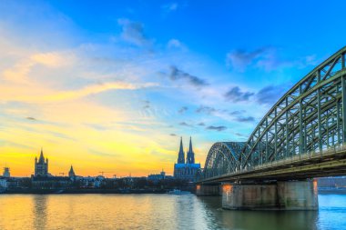 Ren Nehri kıyısındaki Köln Cityscape