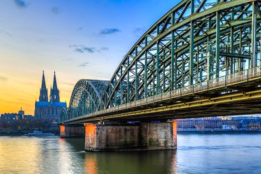 Ren Nehri kıyısındaki Köln Cityscape