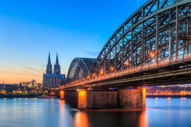 Mavi gökyüzü ile Ren Nehri üzerinden Köln Cityscape