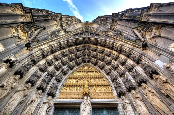 Fasad av Dom kyrkan i staden Cologne — Stockfoto