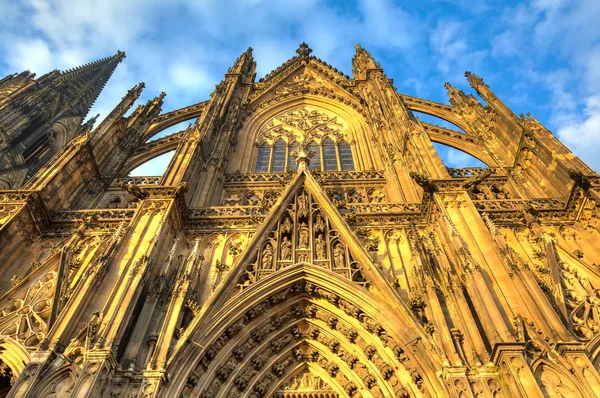 Fassade der Domkirche in der Stadt Köln von der Sonne erleuchtet — Stockfoto