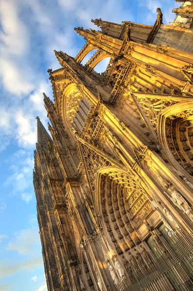 Gevel van de Domkerk in de stad Keulen met blauwe hemel — Stockfoto