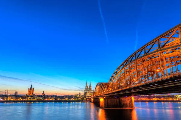 Міський пейзаж Кельні від річки Рейн з синього неба — стокове фото