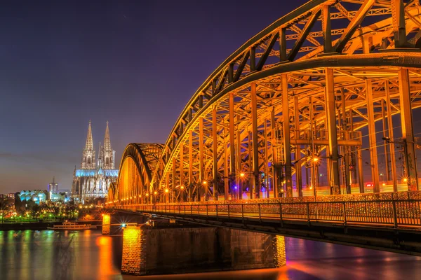 Міський пейзаж Кельні від річки Рейн вночі — стокове фото